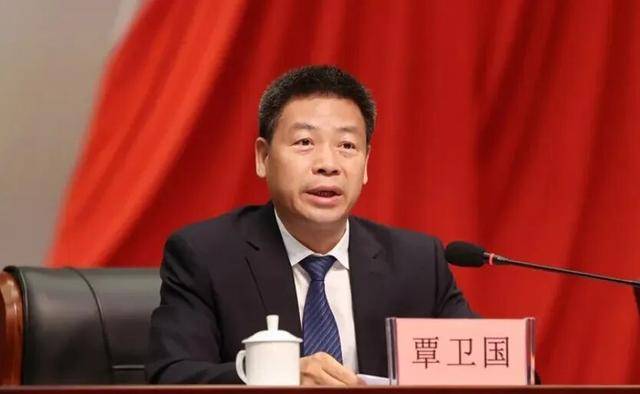 中央批准任省委常委后，他被免去副省长职务