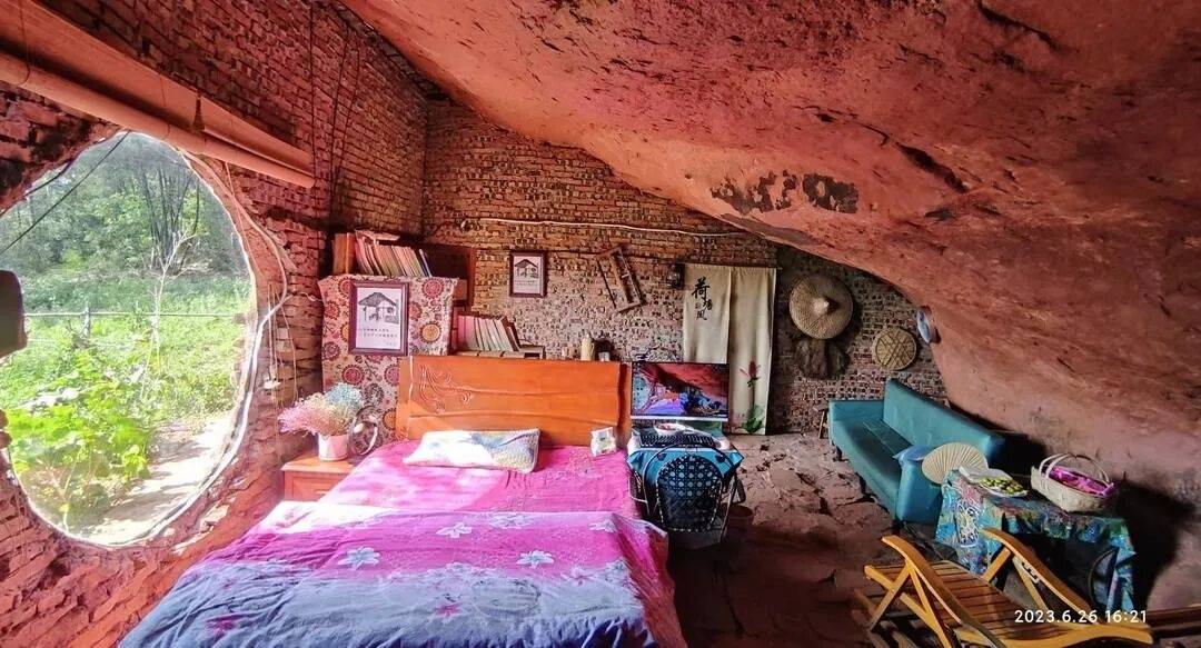 35岁男子欠债35万崖下洞居5年，水电气三通，月花数百，负责人称无规定明确禁止此行为