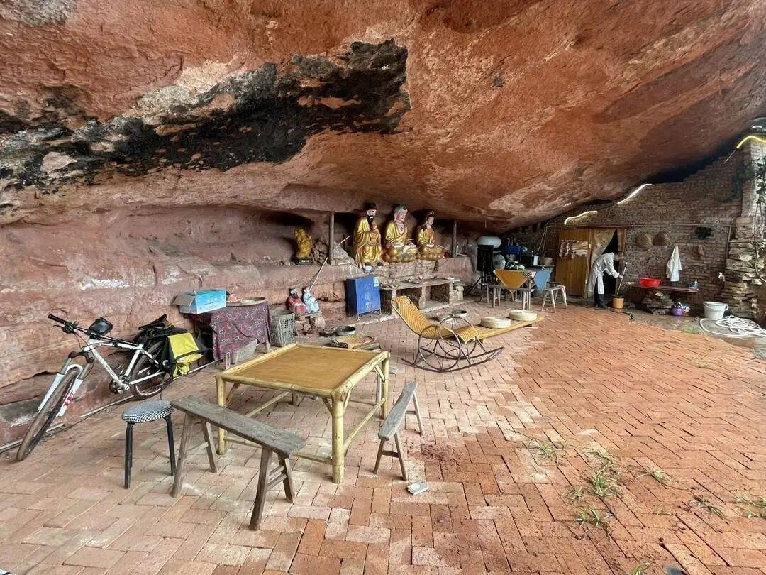 35岁男子欠债35万崖下洞居5年<strong></p>
<p>中原油田信息</strong>，水电气三通，月花数百，负责人称无规定明确禁止此行为