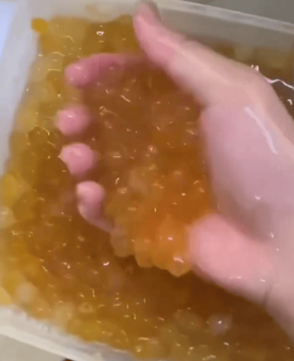 深圳一奶茶店员工脱下拖鞋放进小料盆<strong></p>
<p>中原油田信息</strong>，店长称其第一天上班已被警方带走 “贡茶总部”否认是加盟店