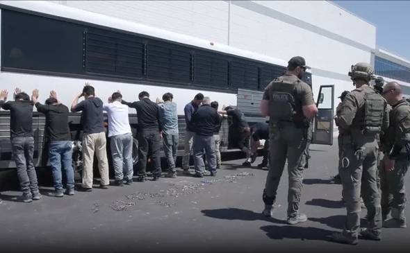 金钟：一旦特朗普掌握了这个“撒手锏”<strong></p>
<p>天然气原油</strong>，影响将远超议息会议决策