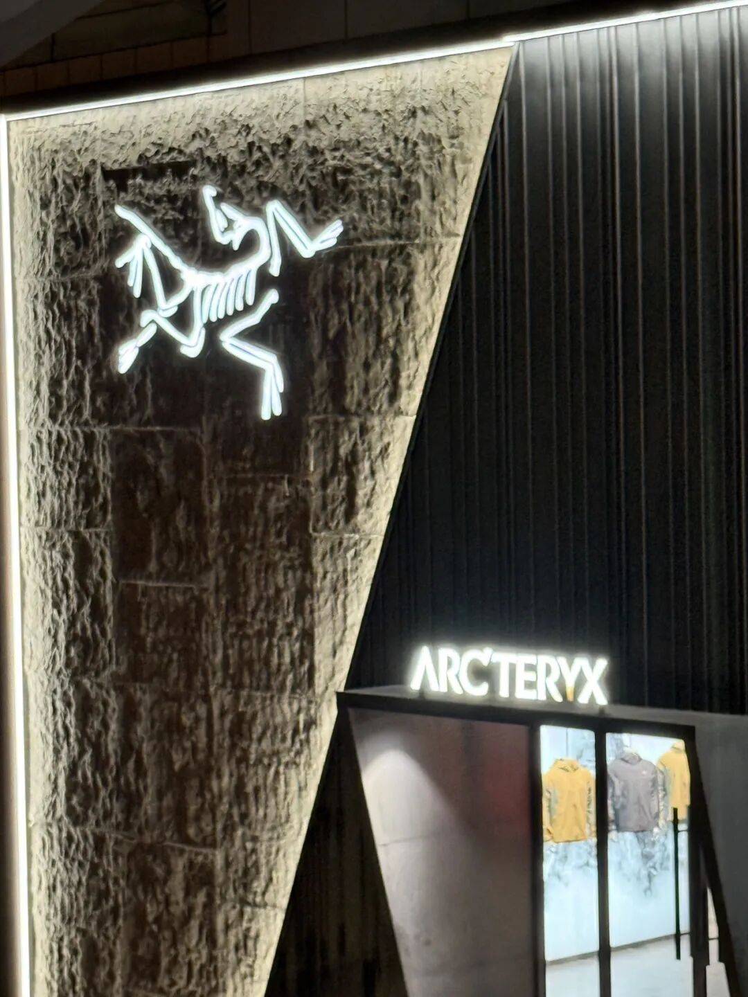 消费者开始退货<strong></p>
<p>天然气原油</strong>！始祖鸟又被曝海内外道歉内容不一致