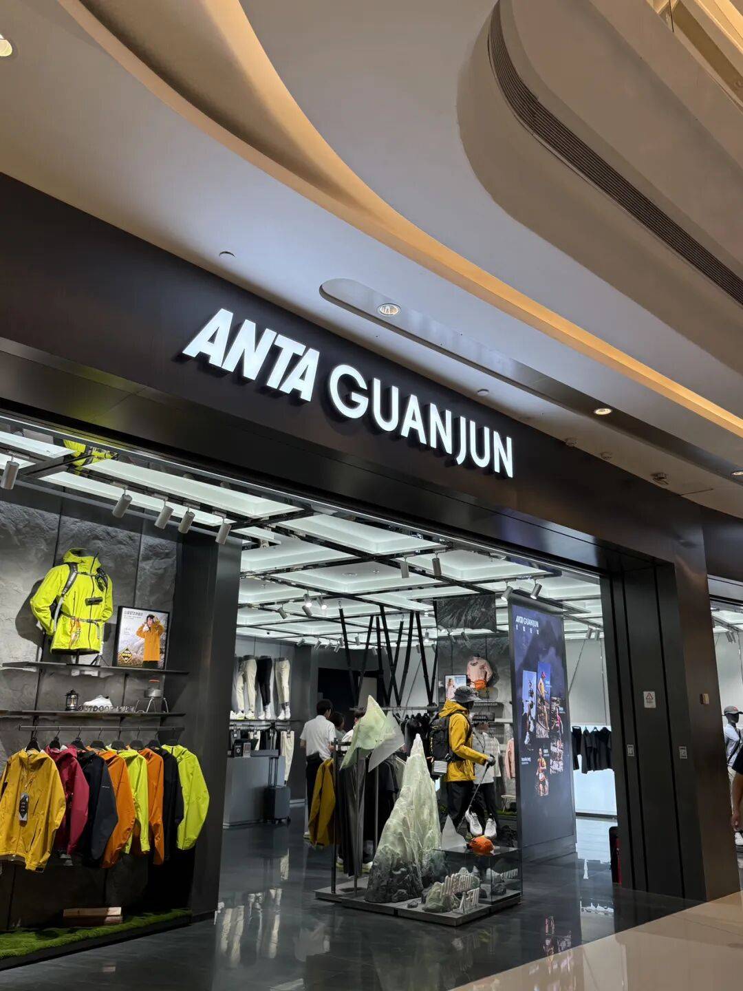 消费者开始退货<strong></p>
<p>天然气原油</strong>！始祖鸟又被曝海内外道歉内容不一致