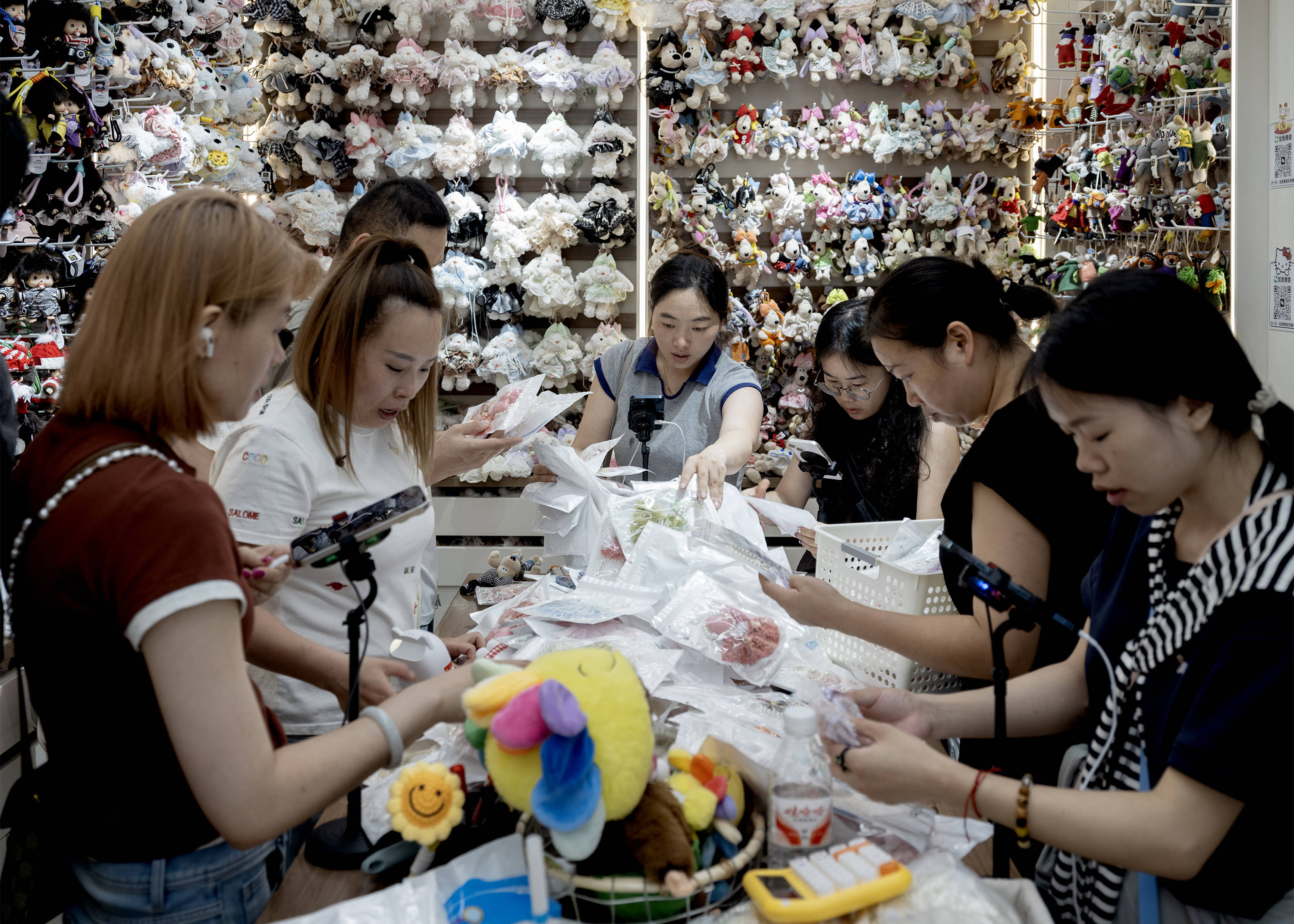 她裸辞带2万到义乌 卖玩偶衣服日入千元