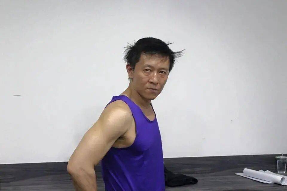 55岁演员家中猝逝<strong></p>
<p>环原油</strong>，陈尸多日才被发现