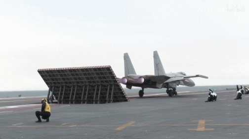 美国成了笑话：歼-35成人类首款电磁弹射五代机<strong></p>
<p>原油苯</strong>，美军在干啥？