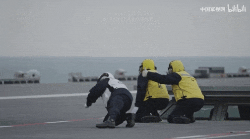 美国成了笑话：歼-35成人类首款电磁弹射五代机<strong></p>
<p>原油苯</strong>，美军在干啥？