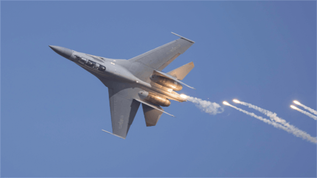 过于落后可以展示?歼20大方展示<strong></p>
<p>原油苯</strong>,“野兽模式”强压F35一头