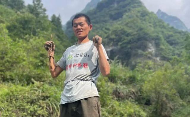 90后杨东东夺得荒野求生挑战赛冠军<strong></p>
<p>原油苯</strong>,每顿饭都会吃点老鼠,获10万奖金,比赛前后对比照曝光