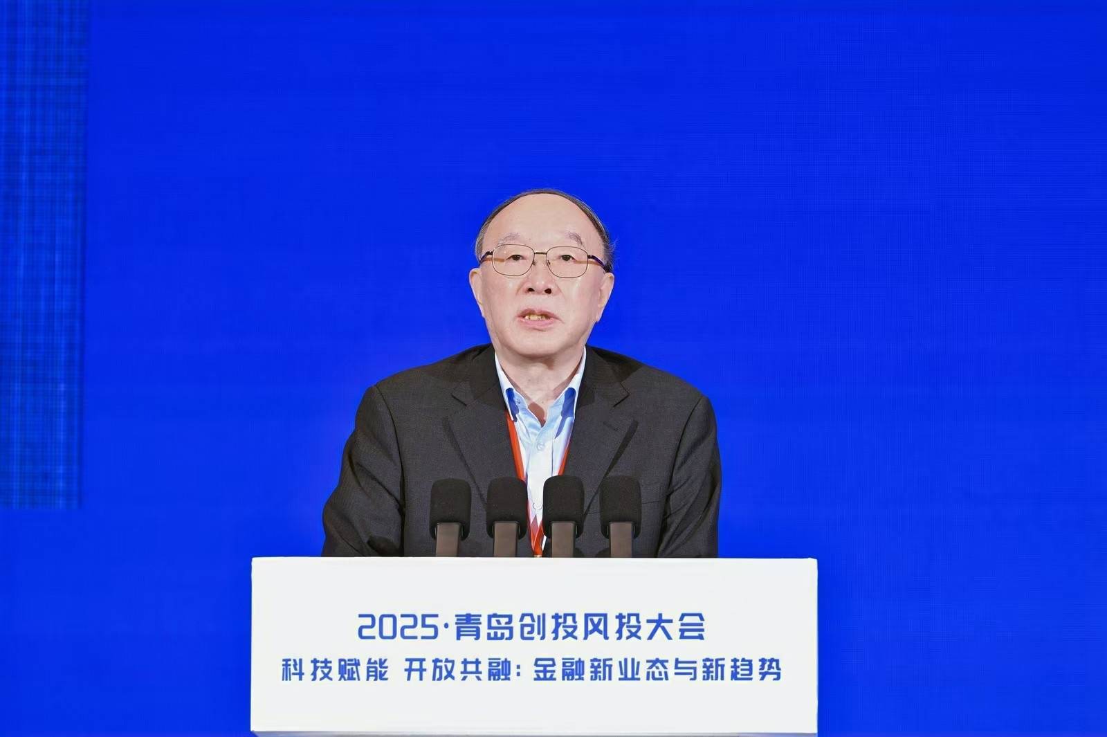 黄奇帆:<strong></p>
<p>石蜡基原油</strong>我国资本市场成长空间较大 投资应关注生产性服务业