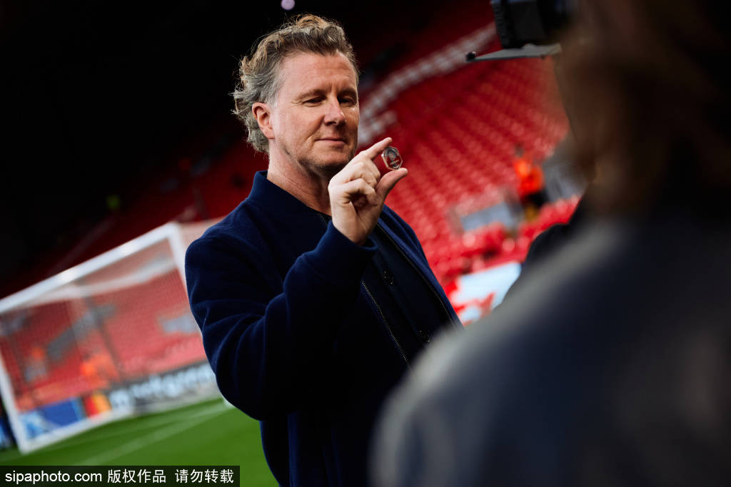 误判！回放显示水晶宫球员碰球出界<strong></p>
<p>石蜡基原油</strong>，利物浦失球的角球应是球门球！