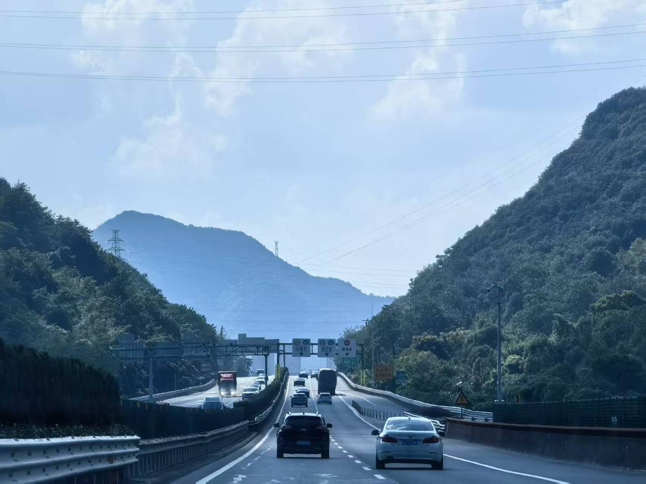 全杭州的娃都出动了？这是刚刚的火车东站<strong></p>
<p>石蜡基原油</strong>！秋假大军即将席卷全国