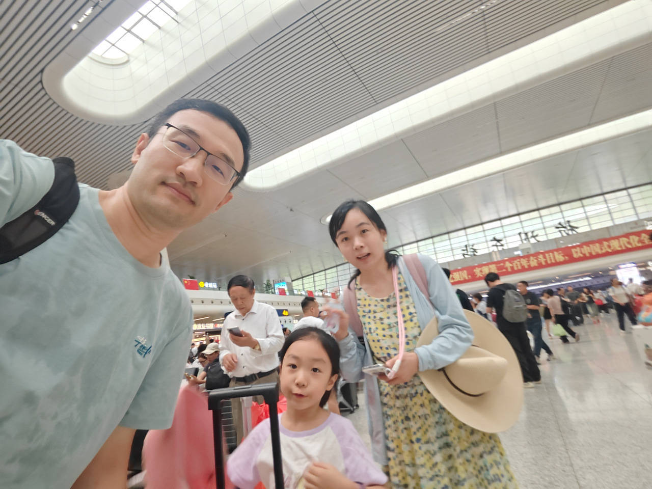 全杭州的娃都出动了？这是刚刚的火车东站<strong></p>
<p>石蜡基原油</strong>！秋假大军即将席卷全国