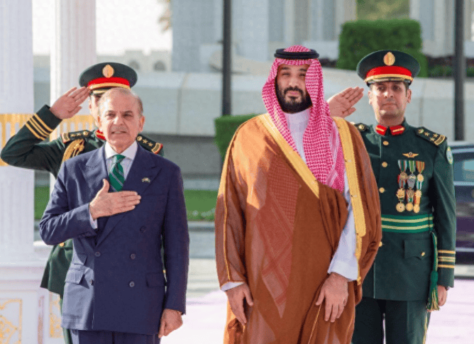 内塔尼亚胡服软了？给中东各国开了个好头，沙特王储这局赌赢了！40 万生命不再悬于一线