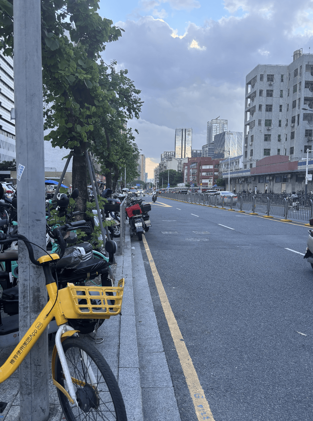 深圳一医院门口被指“举步维艰”<strong></p>
<p>石蜡基原油</strong>！整治后记者实探:仍很堵