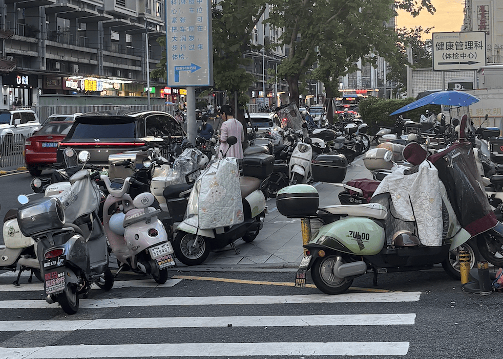 深圳一医院门口被指“举步维艰”<strong></p>
<p>石蜡基原油</strong>！整治后记者实探:仍很堵