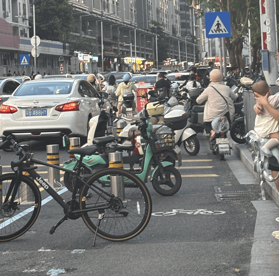 深圳一医院门口被指“举步维艰”<strong></p>
<p>石蜡基原油</strong>！整治后记者实探:仍很堵