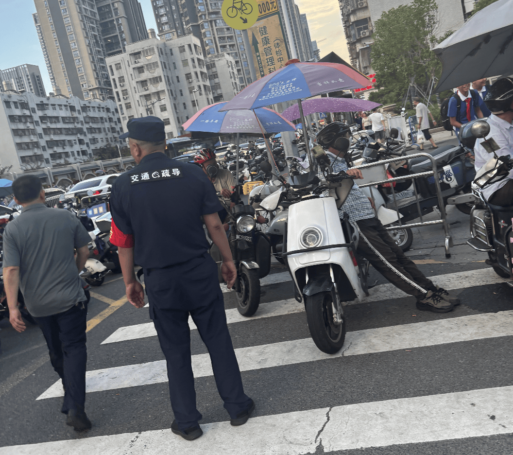 深圳一医院门口被指“举步维艰”<strong></p>
<p>石蜡基原油</strong>！整治后记者实探:仍很堵