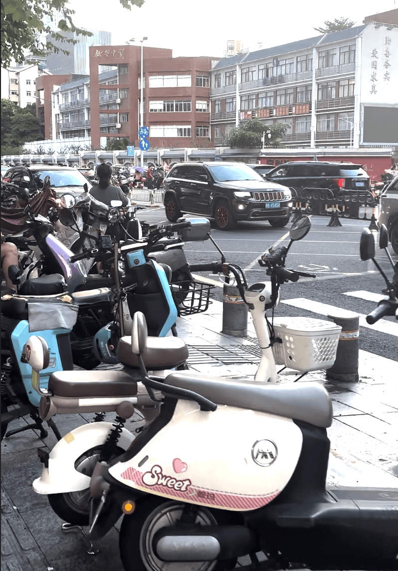 深圳一医院门口被指“举步维艰”<strong></p>
<p>石蜡基原油</strong>！整治后记者实探:仍很堵