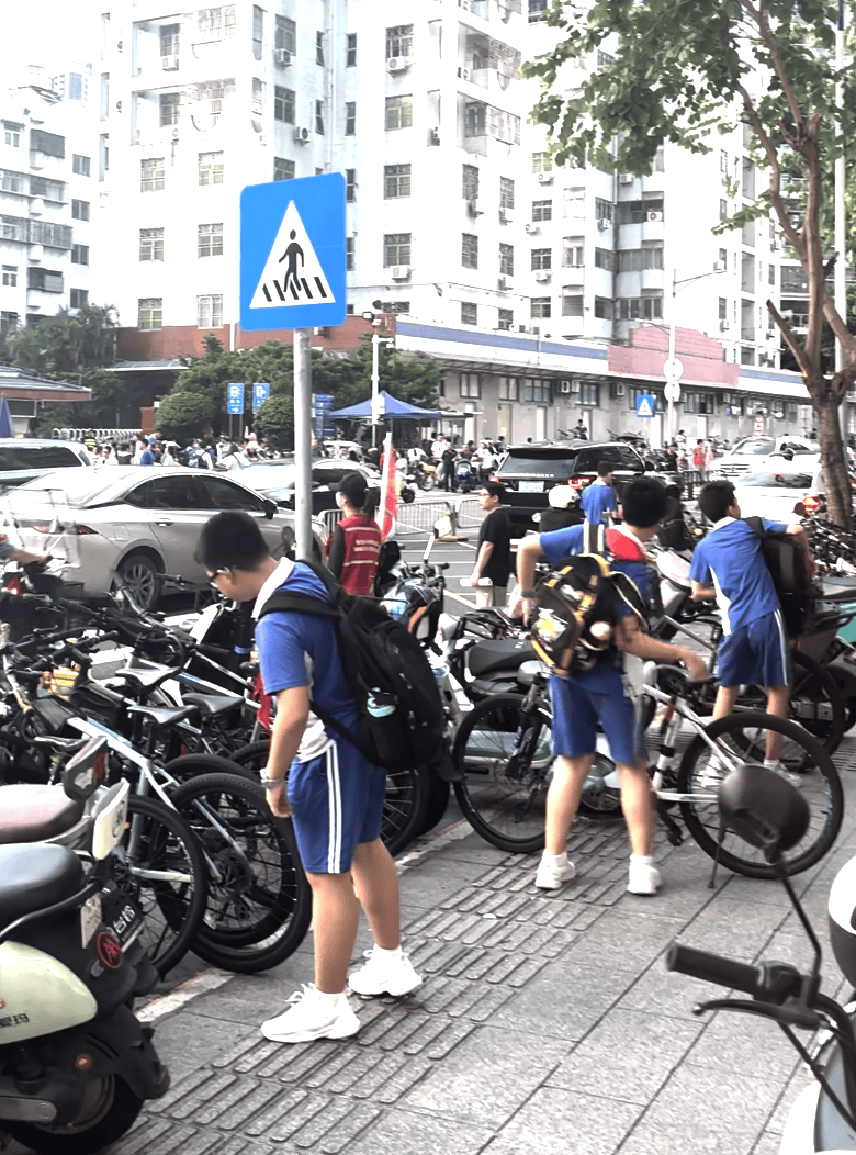 深圳一医院门口被指“举步维艰”<strong></p>
<p>石蜡基原油</strong>！整治后记者实探:仍很堵