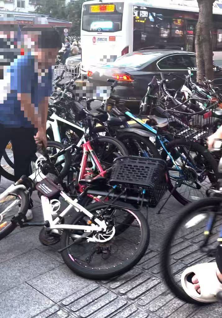 深圳一医院门口被指“举步维艰”<strong></p>
<p>石蜡基原油</strong>！整治后记者实探:仍很堵