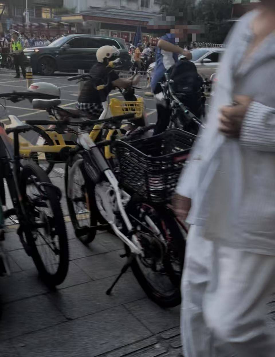 深圳一医院门口被指“举步维艰”<strong></p>
<p>石蜡基原油</strong>！整治后记者实探:仍很堵