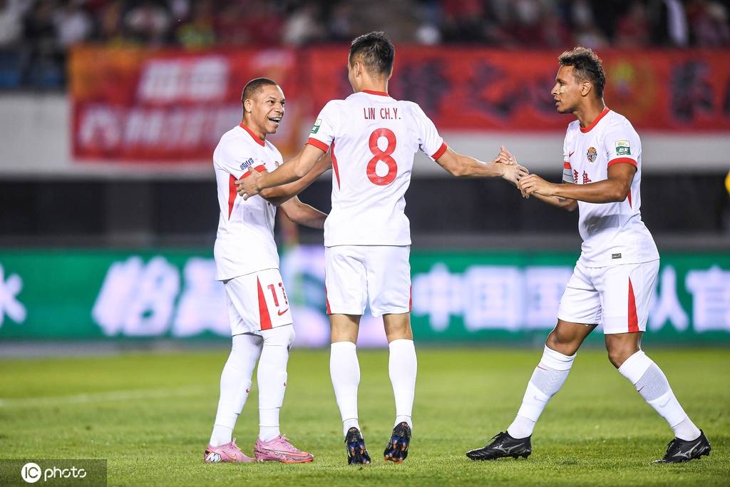 中超-谭龙艾菲尔丁破门 10人亚泰补时连扳两球2-2绝平海牛