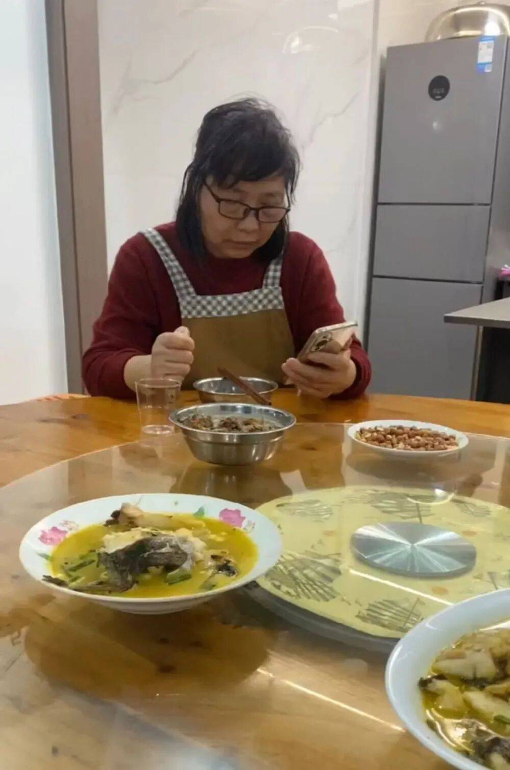 “看到妈妈46个未接来电<strong></p>
<p>爬虫</strong>，心像被重锤击中”