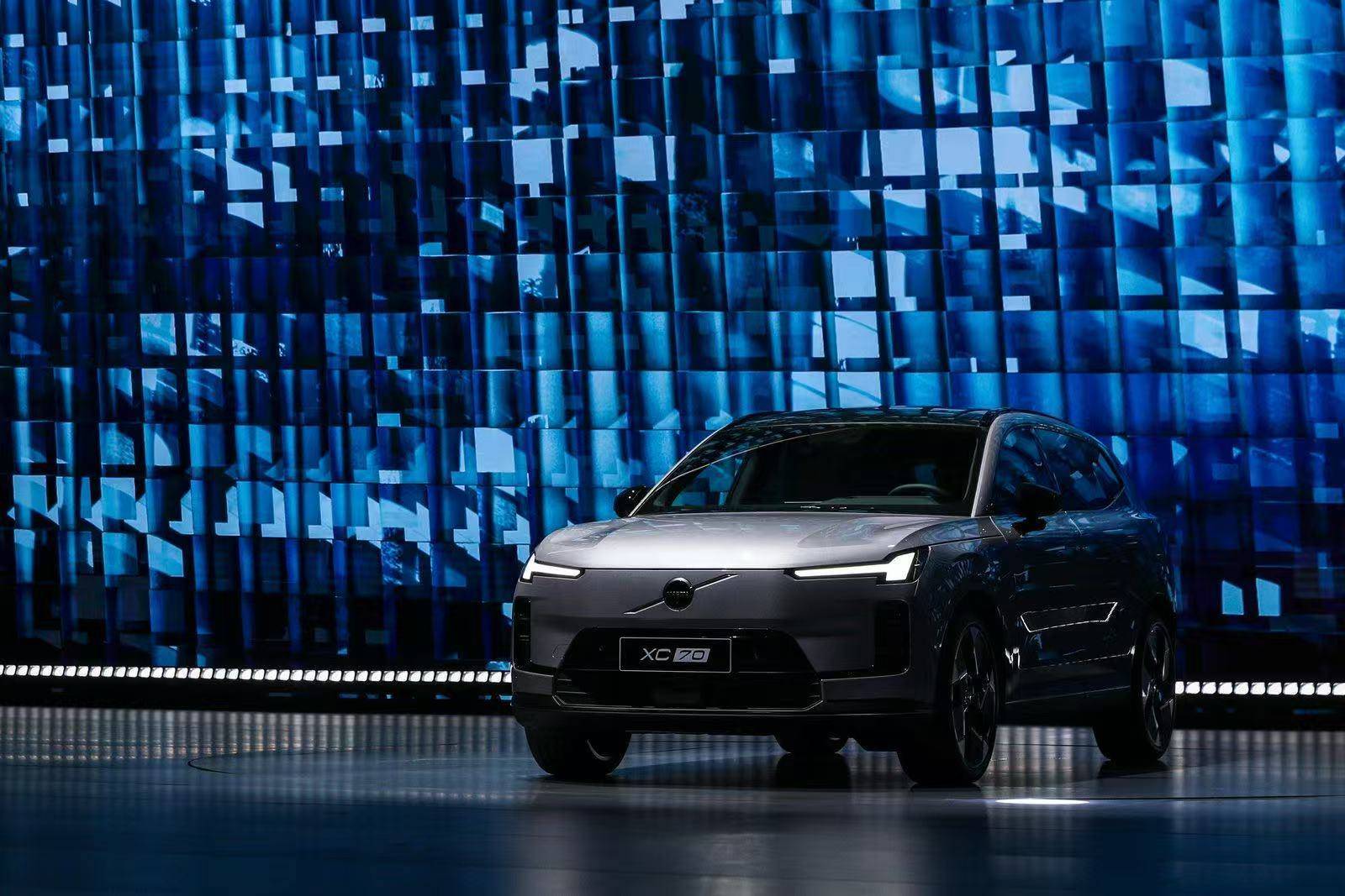 “豪华插混第一车”<strong></p>
<p>爬虫</strong>，比预售便宜3万元，26.99万元起的沃尔沃XC70能否突围？