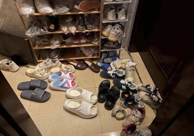 物业“不让门口放鞋子”<strong></p>
<p>爬虫</strong>,门口放鞋柜违法吗?