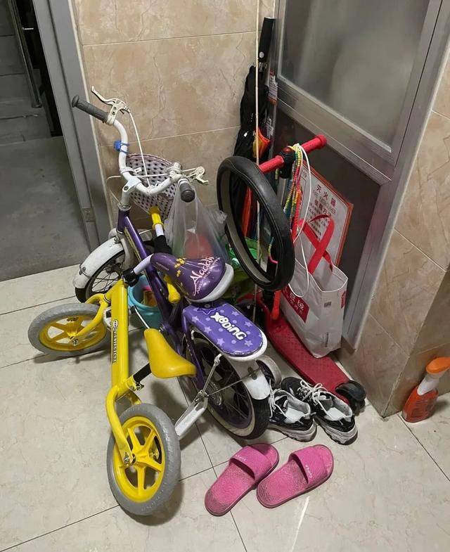 物业“不让门口放鞋子”<strong></p>
<p>爬虫</strong>,门口放鞋柜违法吗?