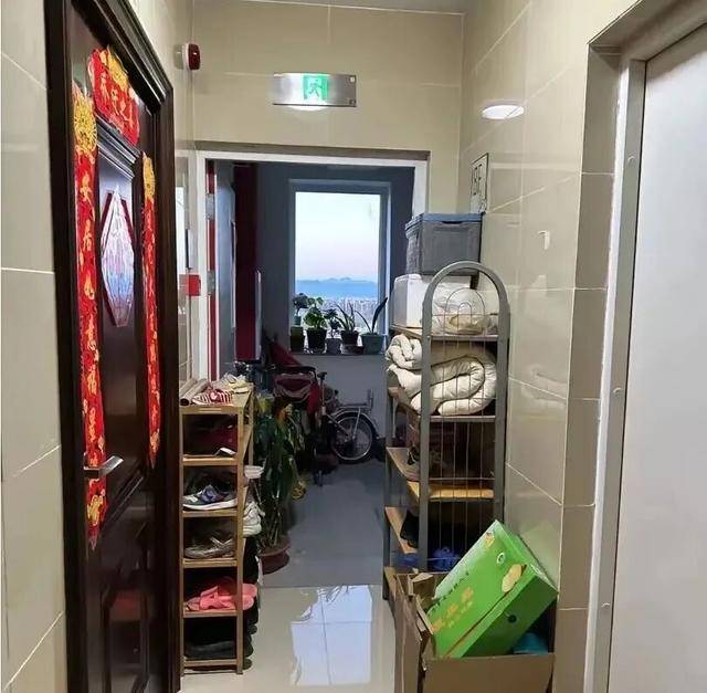 物业“不让门口放鞋子”<strong></p>
<p>爬虫</strong>,门口放鞋柜违法吗?