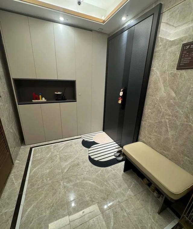 物业“不让门口放鞋子”<strong></p>
<p>爬虫</strong>,门口放鞋柜违法吗?