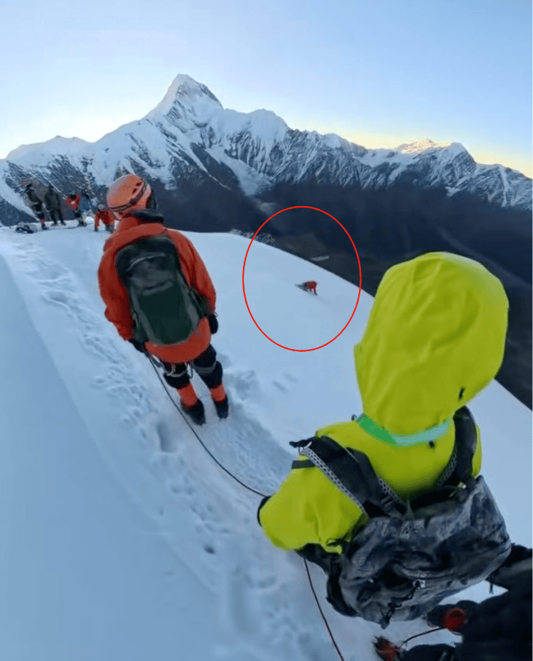 海拔5588米雪山上男子滑坠遇难 亲人：<strong></p>
<p>爬虫</strong>他解开安全绳给同行游客拍照被冰爪绊倒