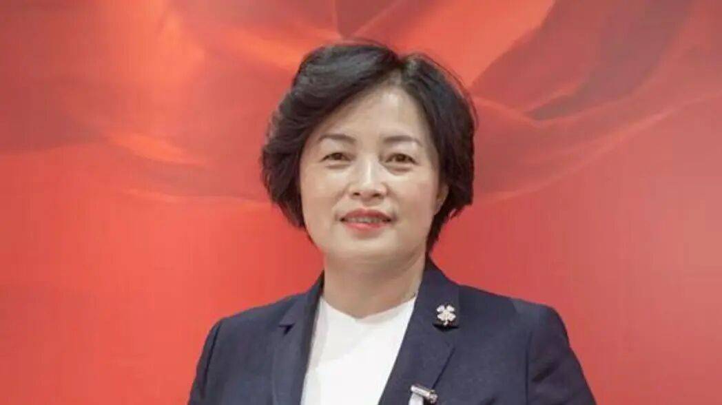 崔国静<strong></p>
<p>爬虫</strong>,多次收受下属、老板送的现金、消费卡、名牌女包、化妆品、保健品、高档白酒