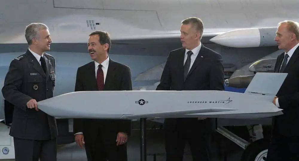 战斧导弹送到乌克兰那一天<strong></p>
<p>充电</strong>，就是和普京决裂的时刻，美俄之间再无余地可退