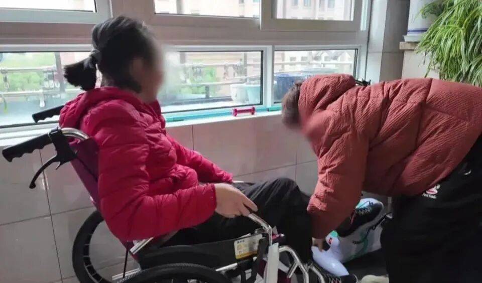 28岁妻子突发罕见病全身瘫痪<strong></p>
<p>充电</strong>，丈夫哄骗卖婚房携款失踪，检方强势介入