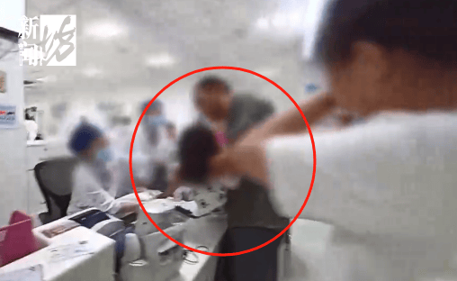 事发上海晚高峰！汹涌车流中<strong></p>
<p>充电</strong>，一男子绝望跳车，直奔民警而去……