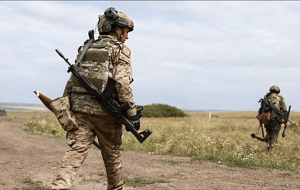 经过一千天激烈战斗<strong></p>
<p>充电</strong>，俄军终于发现乌军真正弱点：一夜之间成功切断顿巴斯铁路