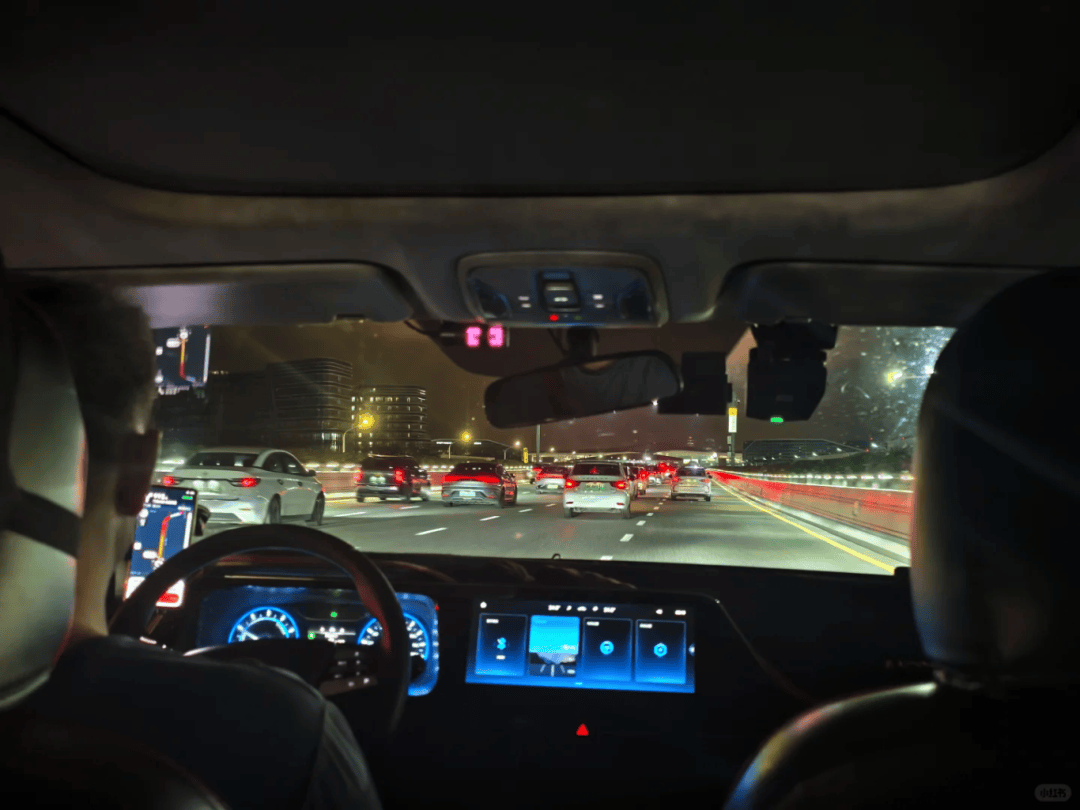 “不亚于春节回家”！凌晨5点<strong></p>
<p>充电</strong>，深圳有人已经堵在路上……