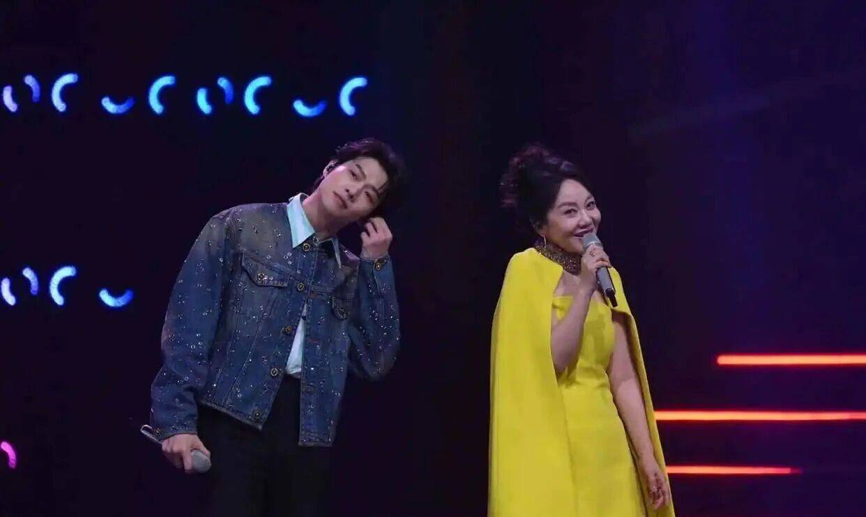 闫妮微醺式演唱再上热搜!35岁爆红后速成大满贯视后<strong></p>
<p>充电</strong>,她是松弛美学的代言人