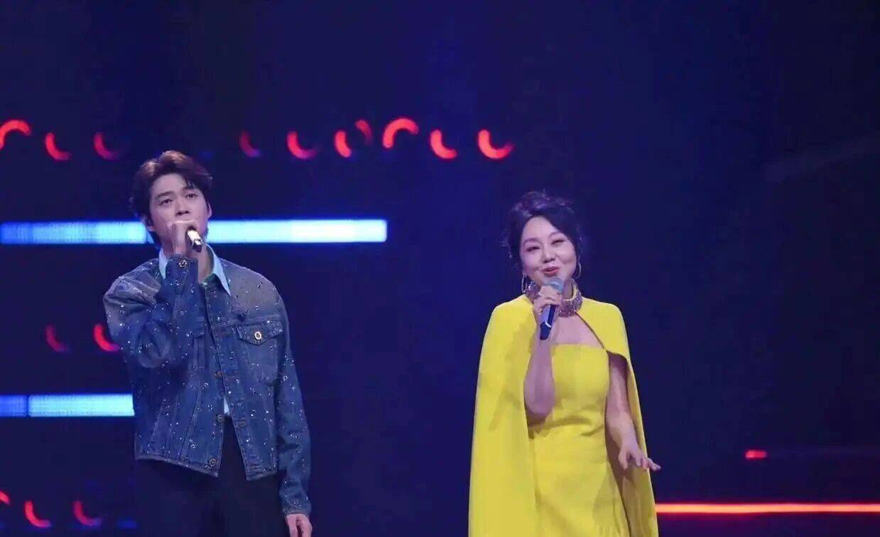 闫妮微醺式演唱再上热搜!35岁爆红后速成大满贯视后<strong></p>
<p>充电</strong>,她是松弛美学的代言人