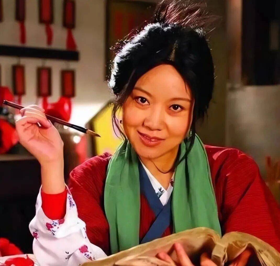 闫妮微醺式演唱再上热搜!35岁爆红后速成大满贯视后<strong></p>
<p>充电</strong>,她是松弛美学的代言人