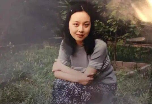 闫妮微醺式演唱再上热搜!35岁爆红后速成大满贯视后<strong></p>
<p>充电</strong>,她是松弛美学的代言人