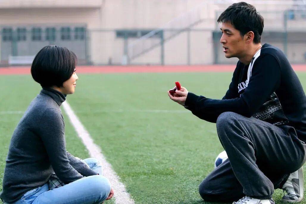 闫妮微醺式演唱再上热搜!35岁爆红后速成大满贯视后<strong></p>
<p>充电</strong>,她是松弛美学的代言人