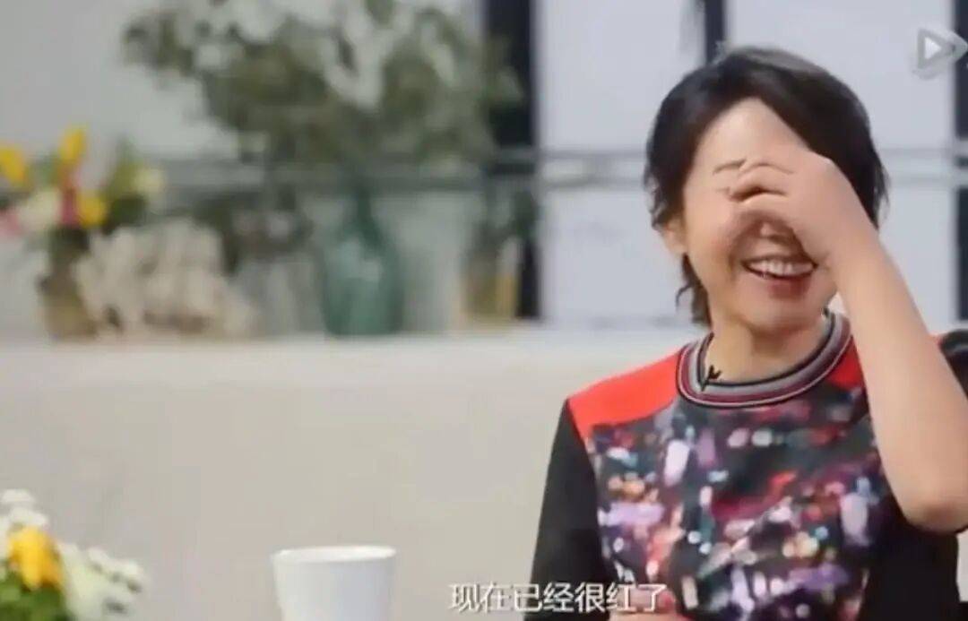 闫妮微醺式演唱再上热搜!35岁爆红后速成大满贯视后<strong></p>
<p>充电</strong>,她是松弛美学的代言人