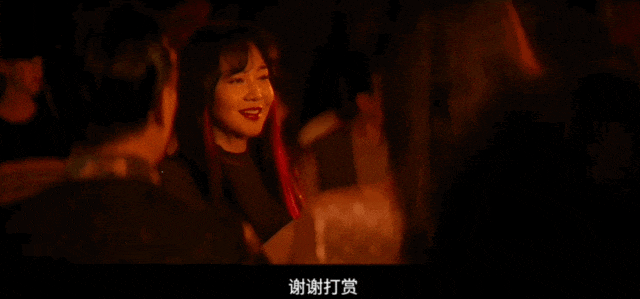 闫妮微醺式演唱再上热搜!35岁爆红后速成大满贯视后<strong></p>
<p>充电</strong>,她是松弛美学的代言人