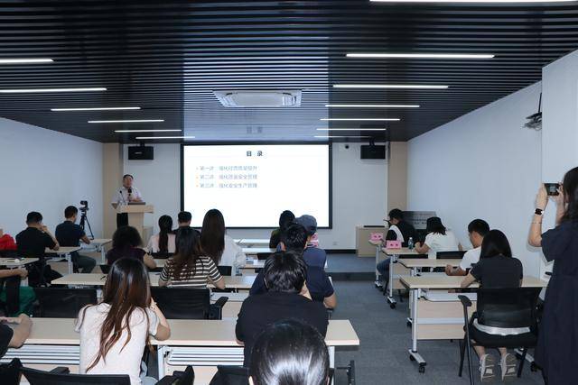 落实企业主体责任<strong></p>
<p>充电</strong>，市监盐田局产品质量安全宣传“进企业”