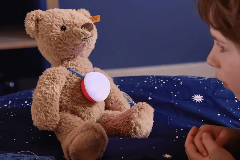 给奶奶们发的AI孙子<strong></p>
<p>充电</strong>，有点让人失望？千亿AI玩具市场虚火正旺？