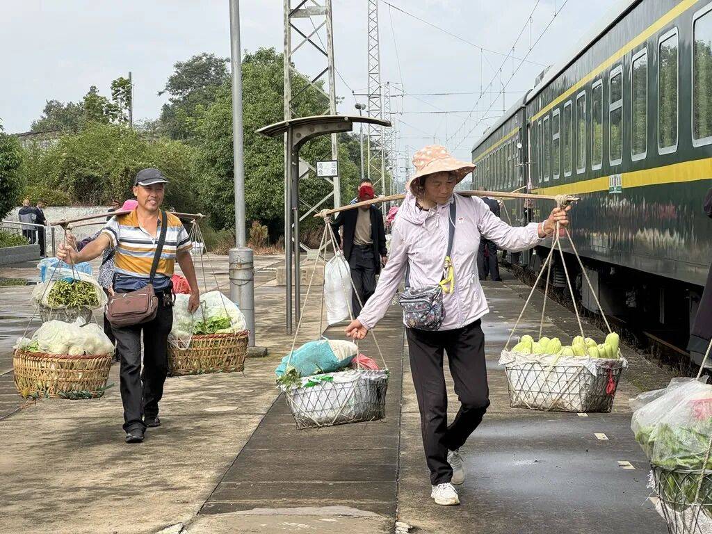 纸质火车票退场<strong></p>
<p>充电</strong>，每道折痕里都藏着远方、爱情与山河记忆